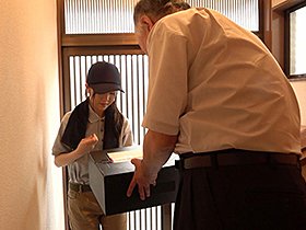 超ガリ貧乳の逸材発掘 僕の暮らす社員寮に配達に来る配達員をみんなで姦しちゃいました。花ちゃん（18） サンプル動画サムネイル